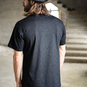 Camiseta geométrica negra para hombre Patrón Shipibo Ropa alternativa para hombre Ropa urbana urbana Estilo futurista Camiseta gráfica imagen 6