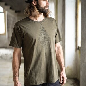 Camiseta geométrica verde para hombre Camisa estampada Shipibo Camiseta de algodón Ropa alternativa Estilo Urban Street Wear Camiseta Trance imagen 5