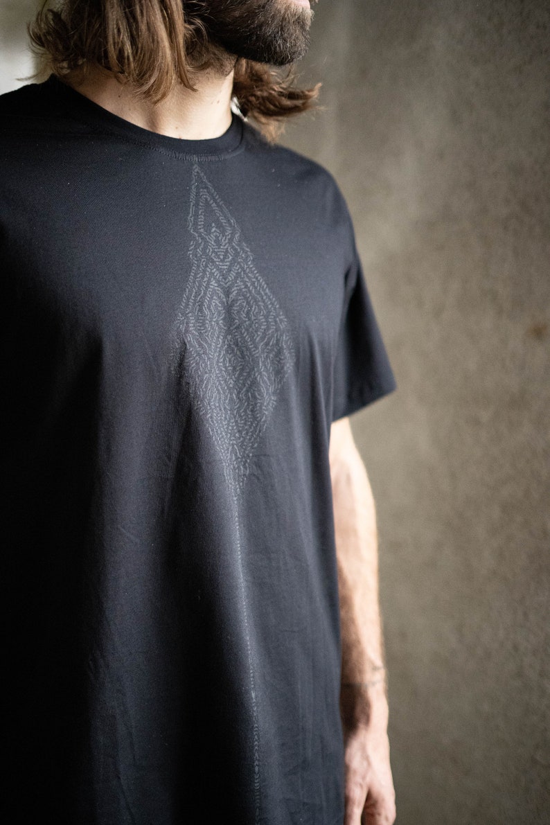 Camiseta geométrica negra para hombre Patrón Shipibo Ropa alternativa para hombre Ropa urbana urbana Estilo futurista Camiseta gráfica imagen 7