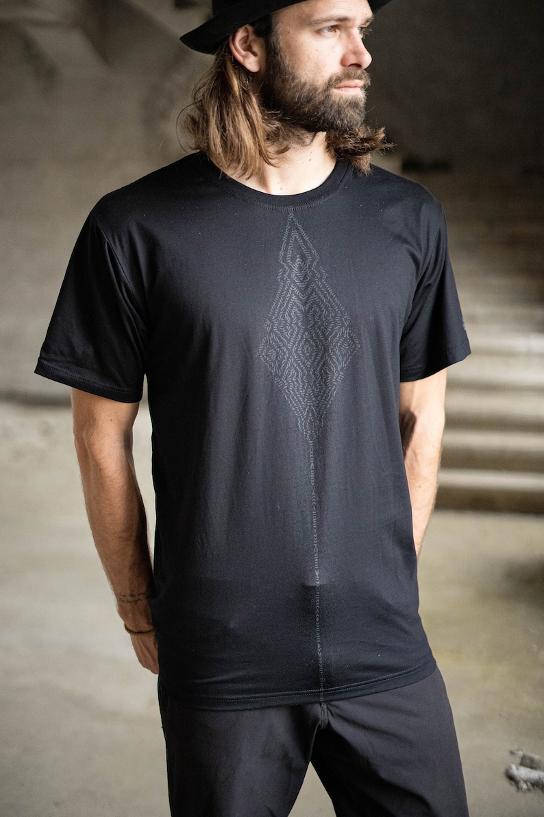 Camiseta geométrica negra para hombre Patrón Shipibo Ropa alternativa para hombre Ropa urbana urbana Estilo futurista Camiseta gráfica imagen 1