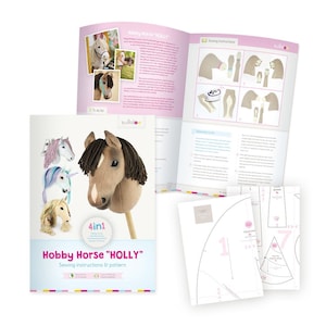 Pu&ograve; includere: Un libretto rosa e bianco con il titolo "Hobby Horse "HOLLY" Sewing instructions & pattern" e un'immagine di un cavallo a dondolo marrone e bianco. Il libretto fa parte di un set 4 in 1 e include istruzioni per realizzare quattro diversi cavalli a dondolo.