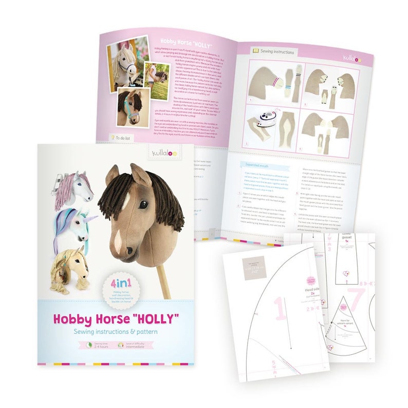 Pu&ograve; includere: Un libretto rosa e bianco con il titolo "Hobby Horse "HOLLY" Sewing instructions & pattern" e un'immagine di un cavallo a dondolo marrone e bianco. Il libretto fa parte di un set 4 in 1 e include istruzioni per realizzare quattro diversi cavalli a dondolo.