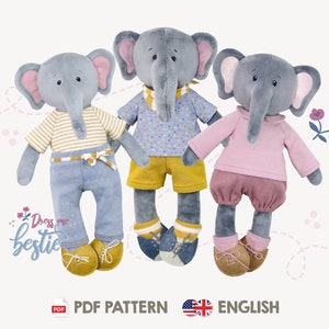 Op de afbeelding: Drie grijze pluche olifanten die verschillende outfits dragen. De olifant links draagt een gestreept shirt, een blauwe jeans en gele schoenen. De olifant in het midden draagt een blauw-wit gestreept shirt, een gele korte broek en blauw-witte schoenen. De olifant rechts draagt een roze shirt, een roze korte broek en bruine schoenen. De tekst "Dress me bestie" staat in de linkerbenedenhoek van de afbeelding.