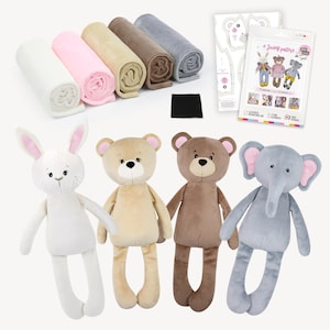 Peut inclure: Plusieurs peluches : un lapin blanc, deux ours en peluche et un éléphant gris. On aperçoit également des rouleaux de tissu blanc, rose, beige, marron et gris, ainsi qu'un patron de couture pour les animaux en peluche.