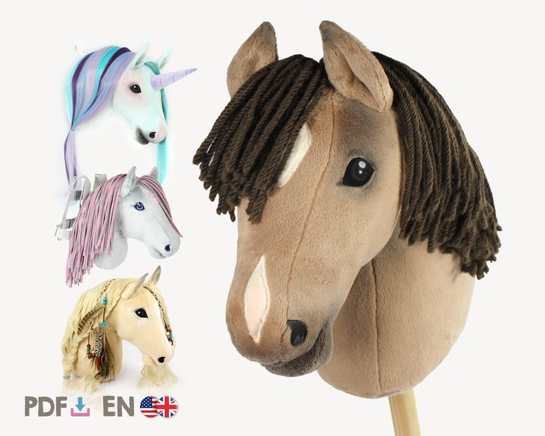 Pu&ograve; includere: Tre giocattoli di peluche a forma di testa di cavallo, uno marrone, uno blu chiaro con un corno di unicorno e uno beige chiaro con un corno di unicorno. Il cavallo marrone ha una criniera e una coda marrone. Il cavallo blu chiaro ha una criniera e una coda blu chiaro e viola. Il cavallo beige chiaro ha una criniera e una coda biondo chiaro con piume e perline. I cavalli sono tutti su bastoni di legno.