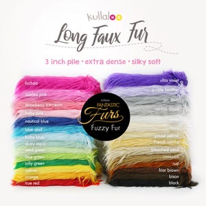 Peut inclure: Une collection d'échantillons de fausse fourrure à poils longs disposés en deux piles. Le texte indique Kullaloo Long Faux Fur, 3 inch pile, extra dense, silky soft, et Fantastic Furs Fuzzy Fur. Les couleurs incluent fuchsia, roses, bleus, verts, jaunes, violets, gris, blancs et marrons.