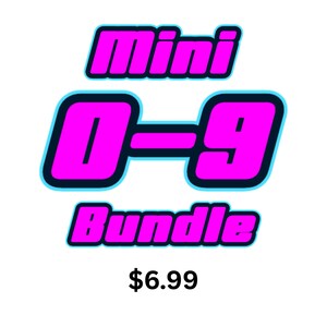 Könnte beinhalten: Grafik mit den Worten "Mini 0-9 Bundle" in leuchtendem Pink mit schwarzem Umriss und hellblauem Schatten. Die Zahlen 0-9 sind in einem ähnlichen Stil gehalten. Das Wort "Bundle" steht unter den Zahlen.