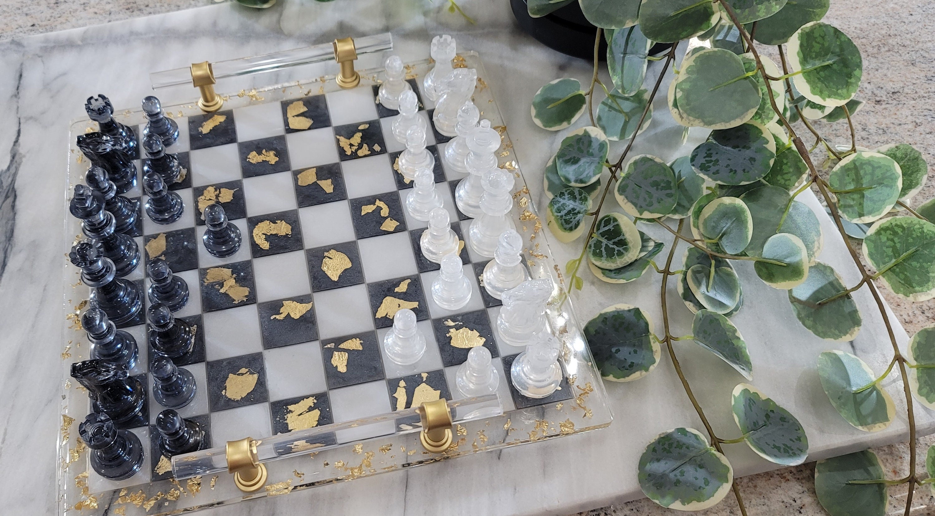 Ensemble Echecs et Echiquier en Verre et Résine Peint Dragons II - Un Jeu de Stratégie Ensemble Echecs et Echiquier en Verre et Résine Peint Dragons II - Un Jeu de Stratégie
