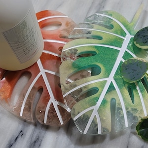 Handgefertigtes großes 2-teiliges Grün-, Golden- und Orange-Monstera-Blatt-Untersetzer-Set, Küchendekoration, Hausakzent für jeden Anlass, Pastell, Gelb, Geschenk