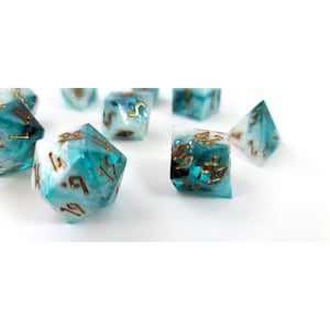 Handmade Resin Art 9-piece dice set for DnD D&D Dungeons and Dragons - The Ysayle set - with glitter, Custom, TTRPG, Roleplaying Game