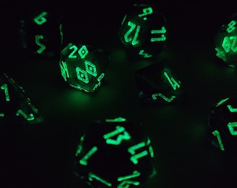 Juego de dados de 9 piezas con arte de resina hecho a mano para DnD D&D Dungeons and Dragons - Brilla en la oscuridad - con lámina holográfica, personalizado, TTRPG, juegos de rol