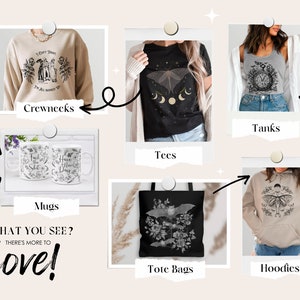 Pu&ograve; includere: Un collage di diversi prodotti con un design grafico in bianco e nero di una falena, fasi lunari ed elementi floreali. I prodotti includono una felpa con collo a girocollo, una t-shirt, una canotta, una tazza, una borsa tote e una felpa con cappuccio.