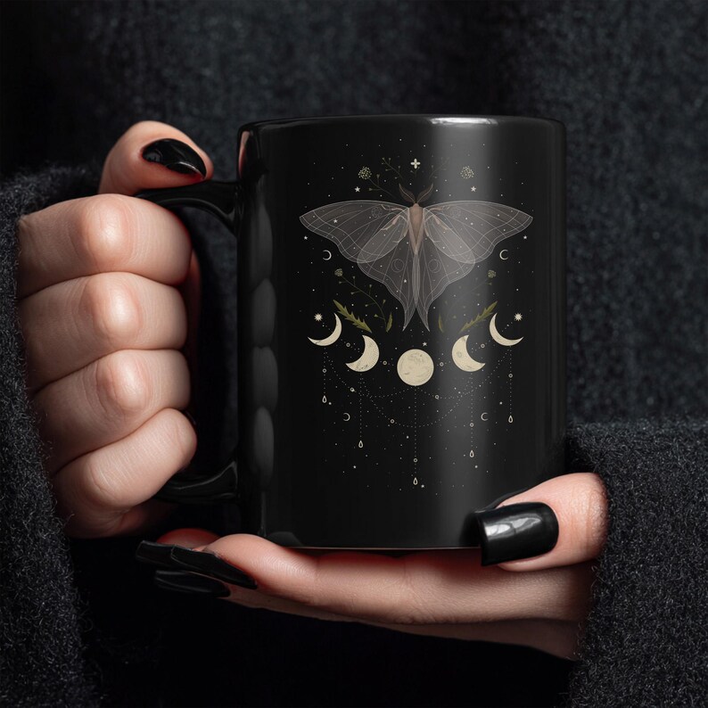 Caneca Mariposa, Caneca Cottagecore, Canecas Cottagecore, Cottagecore Escuro, Caneca Floresta, Caneca Bosque, Caneca Bruxa, Caneca Jardim, Mariposa Lunar, Mariposa Celestial imagem 1