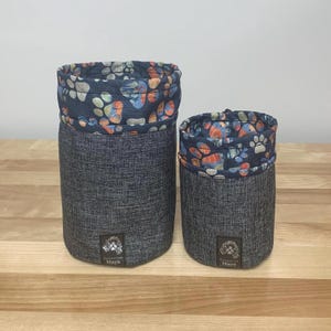 Sac à friandises pour chien en tissu marine doublé de coton à empreintes de pattes - un petit sac solide, pratique, léger, à emmener partout
