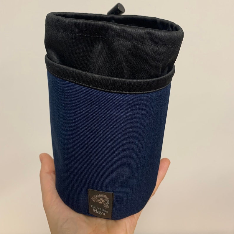 Treat bag in waterproof fabric for dogs An essential accessory for lovers of walks with their faithful companions Bleu doublé noir