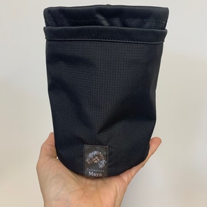 Treat bag in waterproof fabric for dogs An essential accessory for lovers of walks with their faithful companions Complètement noir
