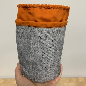 Treat bag in waterproof fabric for dogs An essential accessory for lovers of walks with their faithful companions Gris doublé orange