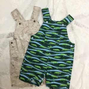 Baby Overalls in mehreren Stoffmustern (Alligator/Dinosaurier)