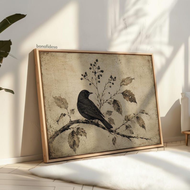 Peut inclure: Une impression d'art murale rectangulaire encadr&eacute;e repr&eacute;sentant un oiseau noir perch&eacute; sur une branche avec des feuilles et des baies sur un fond beige textur&eacute;. Le texte bonafidesa est imprim&eacute; dans le coin sup&eacute;rieur gauche de l'&oelig;uvre.