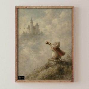 Puede incluir: Una impresión enmarcada representa un ratón con una capa roja mirando a través de un catalejo hacia un castillo en las nubes. La obra de arte tiene una estética vintage de libro de cuentos con colores suaves y un toque caprichoso.
