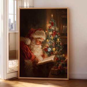 Peut inclure: Impression sur toile encadrée représentant le Père Noël lisant un livre près d'un sapin de Noël décoré. Le Père Noël porte un costume et un chapeau rouges avec de la fourrure blanche. Le sapin est orné de lumières, de boules et de bougies.