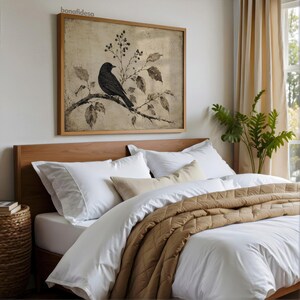 Peut inclure: Une &oelig;uvre d'art murale encadr&eacute;e rectangulaire repr&eacute;sentant un oiseau noir perch&eacute; sur une branche avec des feuilles et des baies sur fond beige, avec le texte bonafidesa en haut &agrave; gauche, au-dessus d'un lit avec des oreillers blancs et une couette beige.