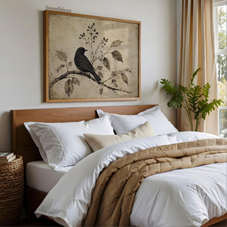 Peut inclure: Une &oelig;uvre d'art murale encadr&eacute;e rectangulaire repr&eacute;sentant un oiseau noir perch&eacute; sur une branche avec des feuilles et des baies sur fond beige, avec le texte bonafidesa en haut &agrave; gauche, au-dessus d'un lit avec des oreillers blancs et une couette beige.