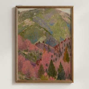 Puede incluir: Una pintura de paisaje antigua en un marco dorado. La obra representa una cordillera con tonos verdes, rosas y morados. El primer plano presenta árboles rosas, mientras que el fondo muestra las montañas.