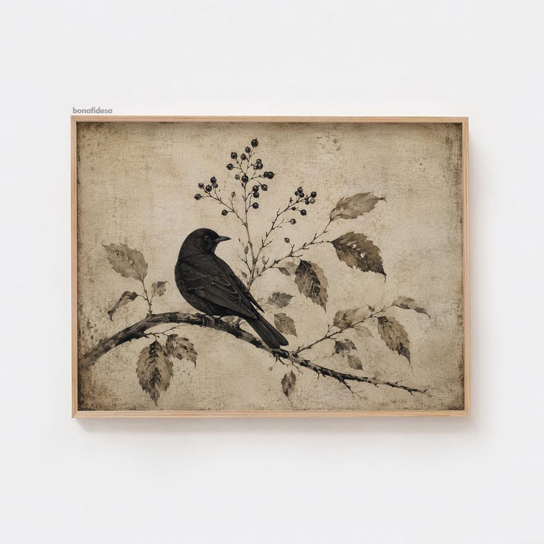 Peut inclure: Une impression d'art encadr&eacute;e rectangulaire repr&eacute;sentant un oiseau noir perch&eacute; sur une branche avec des feuilles et de petites baies. L'&oelig;uvre pr&eacute;sente un fond textur&eacute; beige et brun avec le texte bonafidesa imprim&eacute; dans le coin sup&eacute;rieur gauche.