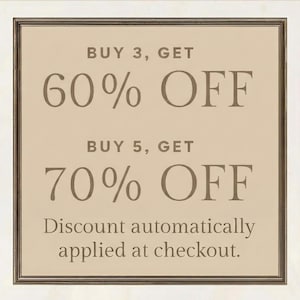 Peut inclure: Un panneau carr&eacute; avec un fond beige clair et une fine bordure fonc&eacute;e. Le texte indique : BUY 3, GET 60% OFF. BUY 5, GET 70% OFF. Discount automatically applied at checkout. Le lettrage est en police serif marron fonc&eacute;, centr&eacute; sur le panneau.