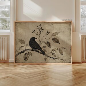 Peut inclure: Une impression d'art murale encadr&eacute;e rectangulaire repr&eacute;sentant un oiseau noir perch&eacute; sur une branche avec des feuilles et de petites baies. L'&oelig;uvre pr&eacute;sente un fond beige et s&eacute;pia aux tons sourds avec une texture vieillie et le texte bonafidesa.