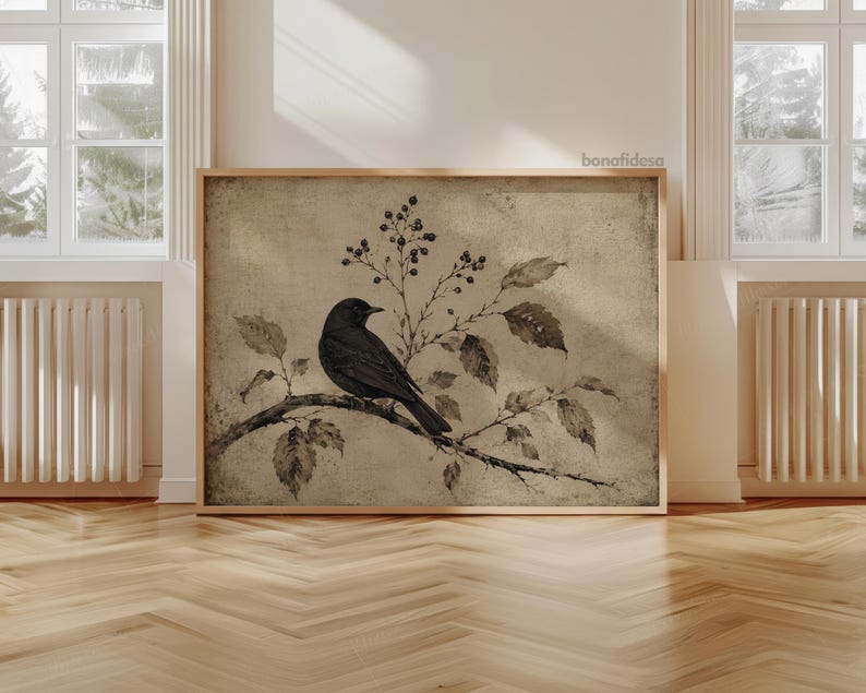Peut inclure: Une impression d'art murale encadr&eacute;e rectangulaire repr&eacute;sentant un oiseau noir perch&eacute; sur une branche avec des feuilles et de petites baies. L'&oelig;uvre pr&eacute;sente un fond beige et s&eacute;pia aux tons sourds avec une texture vieillie et le texte bonafidesa.