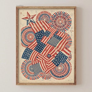 Può includere: Una stampa artistica incorniciata che presenta una grafica in stile vintage usurato di molteplici bandiere americane sovrapposte a motivi circolari di fuochi d'artificio rossi, bianchi e blu e una singola stella su uno sfondo color crema.