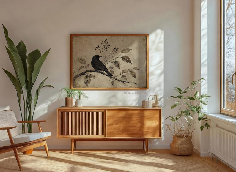 Peut inclure: Une impression d'art murale rectangulaire dans un cadre en bois clair repr&eacute;sentant un oiseau noir perch&eacute; sur une branche avec des feuilles et des baies sur un fond beige textur&eacute;. L'impression porte le texte BONA FIDES en bas &agrave; droite.
