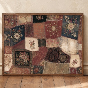 Peut inclure: Une œuvre d'art murale rectangulaire présentant un motif en patchwork composé de divers carrés de tissu dans des tons de rouge profond, bleu marine, crème et vert olive. Les pièces sont assemblées par des coutures visibles et florales.
