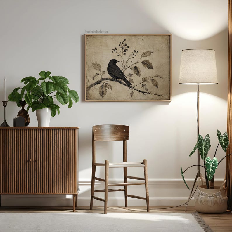 Peut inclure: Une impression d'art murale rectangulaire encadr&eacute;e repr&eacute;sentant un oiseau noir perch&eacute; sur une branche avec des feuilles et des baies sur un fond beige. Le texte bonafidesa est imprim&eacute; en petites lettres noires pr&egrave;s du haut de l'&oelig;uvre.