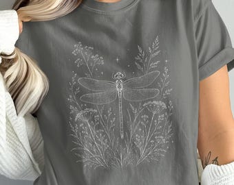 Camiseta de naturaleza con diseño de libélula Comfort Colors®, camiseta blanca con estampado botánico, regalo para amantes de la jardinería, estilo cottagecore minimalista.