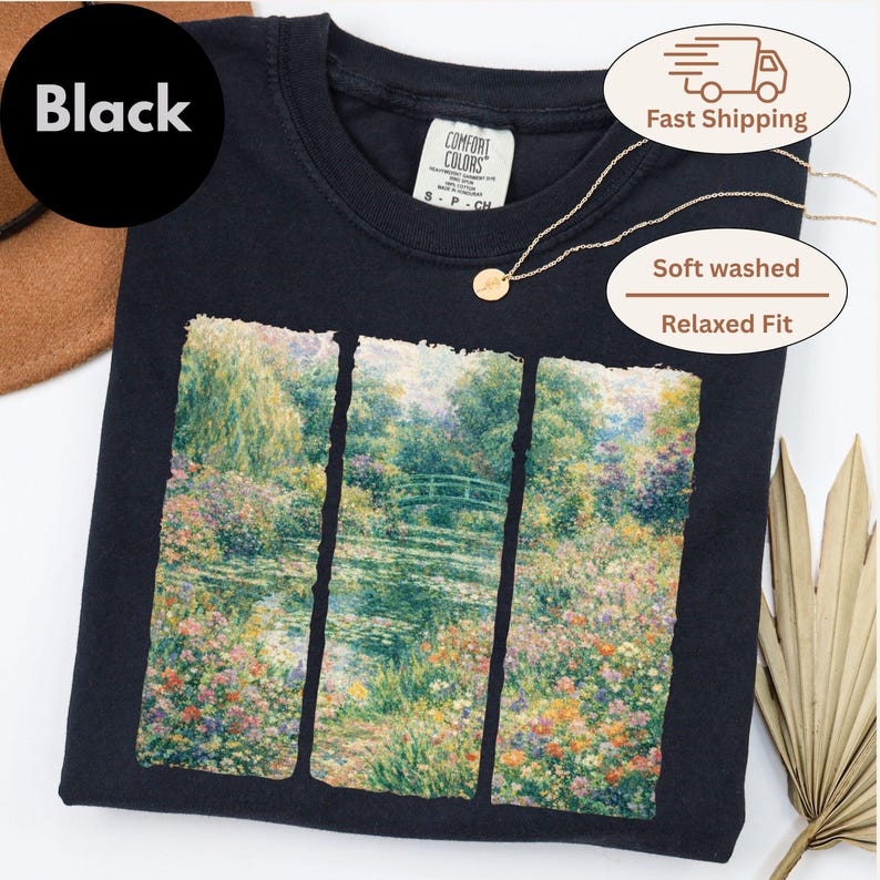 Camiseta inspirada en la pintura de jardines de Monet de Comfort Colors®, con paisaje floral impresionista, ideal como regalo para amantes del arte, estilo cottagecore. imagen 5