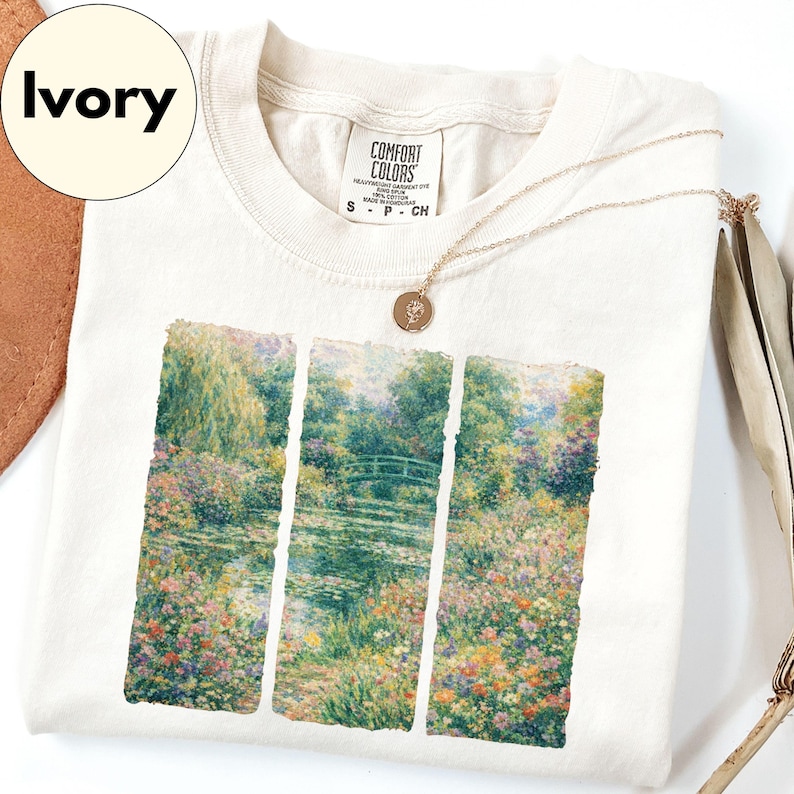 Camiseta inspirada en la pintura de jardines de Monet de Comfort Colors®, con paisaje floral impresionista, ideal como regalo para amantes del arte, estilo cottagecore. imagen 2