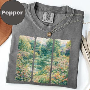 Camiseta inspirada en la pintura de jardines de Monet de Comfort Colors®, con paisaje floral impresionista, ideal como regalo para amantes del arte, estilo cottagecore. imagen 6