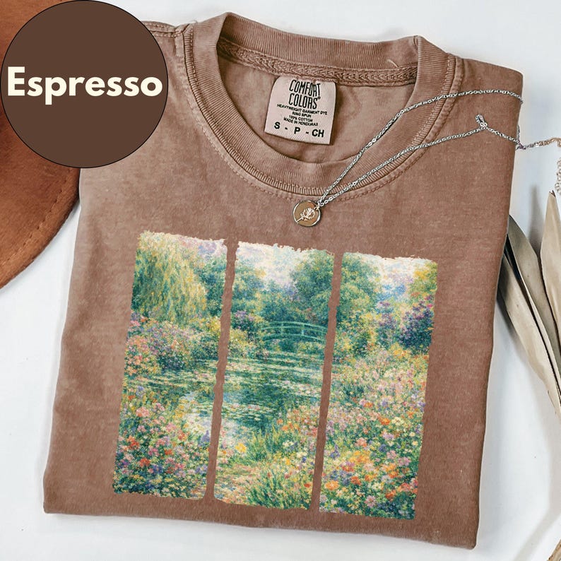 Camiseta inspirada en la pintura de jardines de Monet de Comfort Colors®, con paisaje floral impresionista, ideal como regalo para amantes del arte, estilo cottagecore. imagen 8