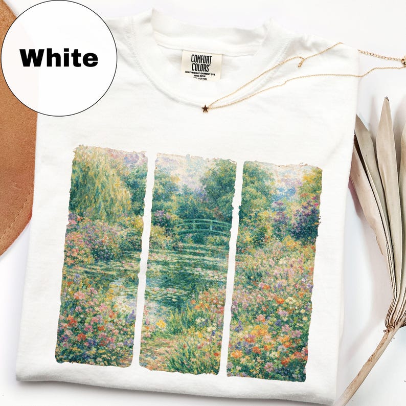 Camiseta inspirada en la pintura de jardines de Monet de Comfort Colors®, con paisaje floral impresionista, ideal como regalo para amantes del arte, estilo cottagecore. imagen 4