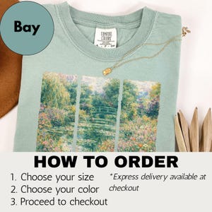 Camiseta inspirada en la pintura de jardines de Monet de Comfort Colors®, con paisaje floral impresionista, ideal como regalo para amantes del arte, estilo cottagecore. imagen 9