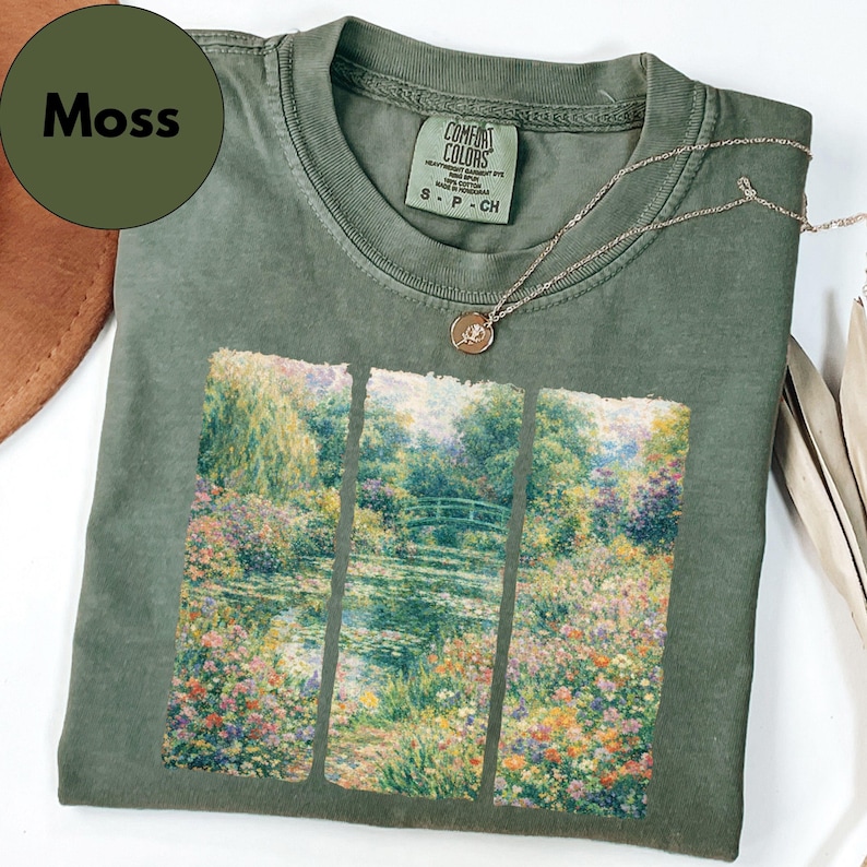 Camiseta inspirada en la pintura de jardines de Monet de Comfort Colors®, con paisaje floral impresionista, ideal como regalo para amantes del arte, estilo cottagecore. imagen 10
