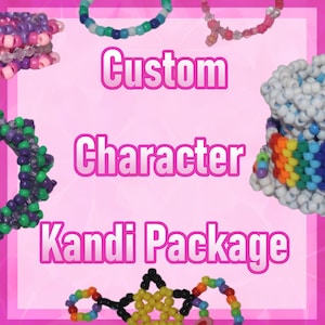 Könnte beinhalten: Ein rosa Hintergrund mit dem Text "Custom Character Kandi Package" in Weiß und Rosa. Das Bild zeigt verschiedene farbenfrohe Perlenaccessoires, darunter Armbänder und eine kleine Figur, die das Design und den Stil des Produkts zeigen.
