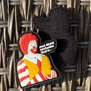 K&ouml;nnte beinhalten: Ein rot-wei&szlig; gestreiftes Patch mit einem Cartoon-Bild von Ronald McDonald mit dem Text "Just About McFuckin Had It..."
