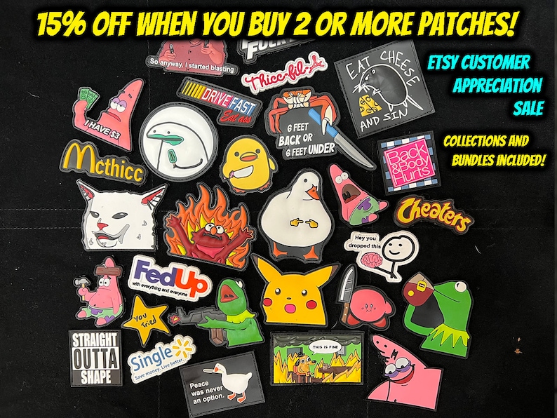 Puede incluir: Una colecci&oacute;n de parches termoadhesivos coloridos con memes y frases populares de Internet. Los parches incluyen im&aacute;genes de un gato, una rana, un pato, un cangrejo, un Pikachu, un hongo, un Bob Esponja, y m&aacute;s. El texto en los parches incluye "Drive Fast Eat Ass", "Fed Up", "Cheaters", "This is Fine", "Straight Outta Shape", "Single", "Peace was never an option", "Back & Body Hurts", "Eat Cheese and Sin", "Tengo 3 &euro;", "Methico", "You Tried", y "6 Feet Back or 6 Feet Under".