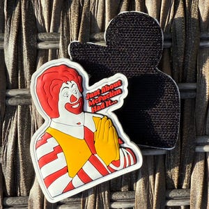 K&ouml;nnte beinhalten: Ein wei&szlig;er, roter und gelber Patch mit einem Cartoon-Bild von Ronald McDonald. Der Patch hat den Text "Just About McFuckin Had It..." aufgedruckt. Der Patch hat eine schwarze Klettverschluss-R&uuml;ckseite.