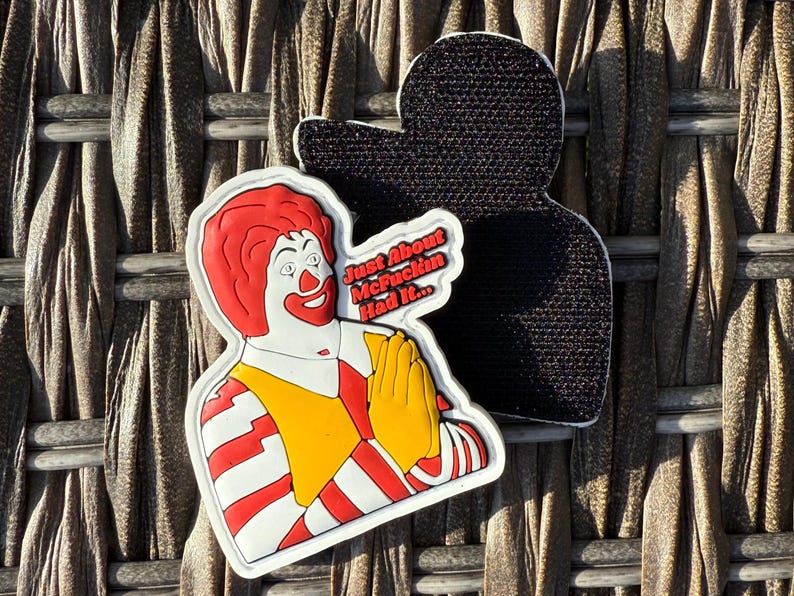 K&ouml;nnte beinhalten: Ein wei&szlig;er, roter und gelber Patch mit einem Cartoon-Bild von Ronald McDonald. Der Patch hat den Text "Just About McFuckin Had It..." aufgedruckt. Der Patch hat eine schwarze Klettverschluss-R&uuml;ckseite.