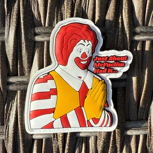 K&ouml;nnte beinhalten: Ein wei&szlig;er Patch mit einer roten und gelben Comicfigur mit roten Haaren und einem wei&szlig;-rot gestreiften Hemd. Die Figur h&auml;lt ihre H&auml;nde in einer betenden Geste zusammen. Der Text "Just About McFuckin Had It..." ist in Wei&szlig; auf schwarzem Hintergrund geschrieben.